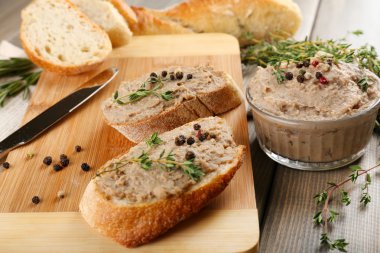 ahşap masa üstünde ekmek ile taze ezme