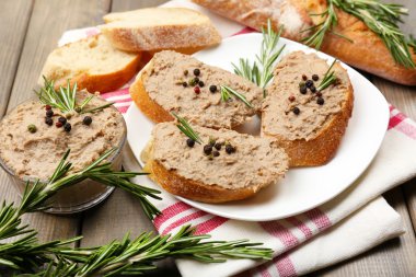 ahşap masa üstünde ekmek ile taze ezme