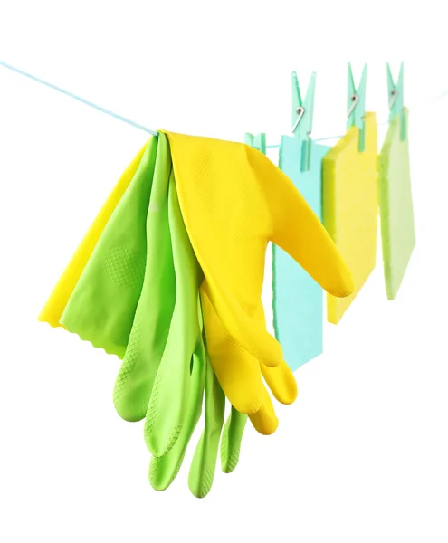 Kök tvättsvamp och gummihandskar hängande på rep isolerad på vit — Stockfoto