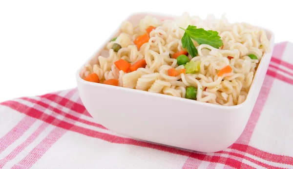 Νόστιμο στιγμιαία noodles με λαχανικά σε μπολ σε κοντινό πλάνο του πίνακα — Φωτογραφία Αρχείου