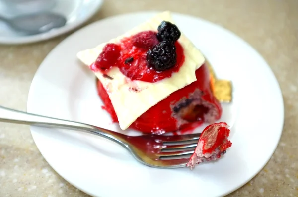 Leckeren Kuchen mit Beeren auf dem Tisch im Café — Stockfoto