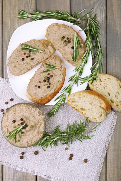 Pate segar dengan roti di atas meja kayu — Stok Foto