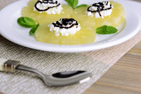 Gustoso ananas con ricotta sul tavolo di legno — Foto Stock