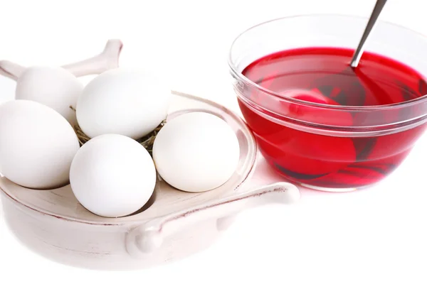 Uova di colore liquido in ciotola di vetro isolate su bianco — Foto Stock