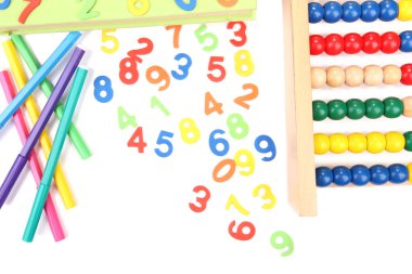 renkli numaralar, abaküs, kitap ve işaretçileri, üzerinde beyaz izole