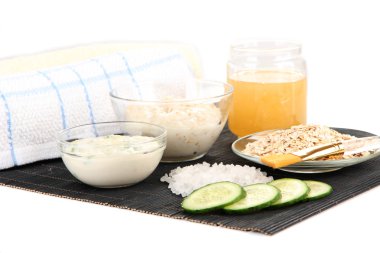 Bambu mat, üzerinde beyaz izole doğal maddeler ile ev yapımı yüz maskeleri