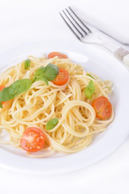 leziz spagetti domates üzerinde plaka yakın çekim