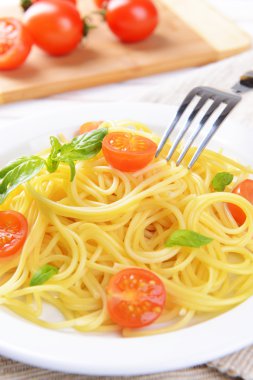 leziz spagetti domates plaka üzerinde tablo yakın çekim