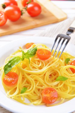 leziz spagetti domates plaka üzerinde tablo yakın çekim