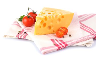 Bir parça peynir ve domates, renkli peçete, beyaz üzerine izole edilmiş.