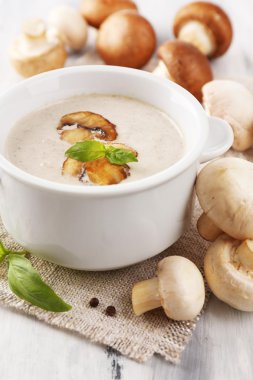 peçeteye ahşap arka plan üzerinde beyaz tencerede mantar çorbası