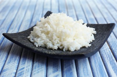 ahşap masa üzerinde pişmiş pirinç
