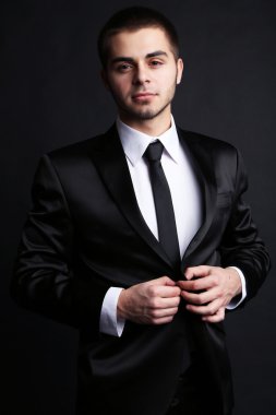 yakışıklı genç takım koyu arka plan üzerinde