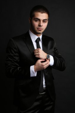 yakışıklı genç takım koyu arka plan üzerinde