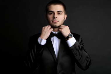 yakışıklı genç takım koyu arka plan üzerinde
