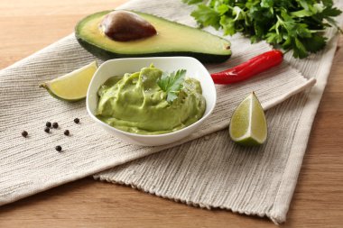 tablo üzerinde kase taze guacamole