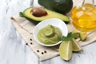 ahşap masa üzerinde kase taze guacamole
