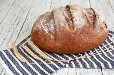 Çavdar ekmeği üzerine peçete ahşap zemin üzerinde