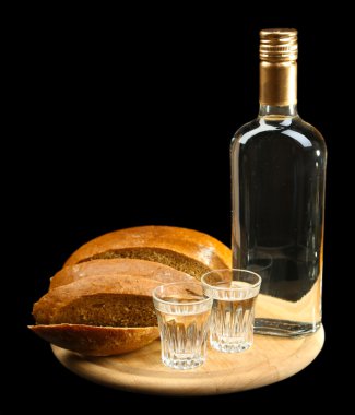 şişe votka, taze ekmek ve ahşap masa üstünde siyah izole, gözlük