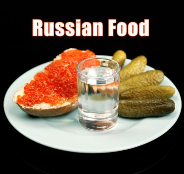 oluşturma kadeh votka ve renk kaplama, siyah üzerine izole snacks ile