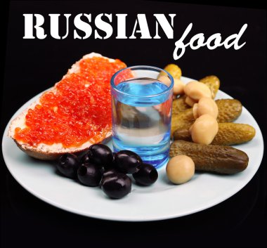 oluşturma kadeh votka ve renk kaplama, siyah üzerine izole snacks ile