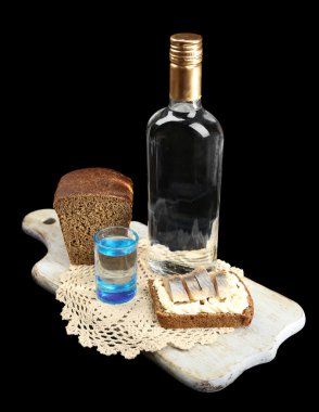 şişe votka, çiğ balık ve ahşap masa üstünde siyah izole, gözlük ile sandviç