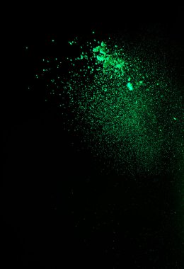 koyu yeşil arka plan üzerinde un