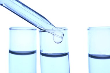 damlalıklı ve test tüpleri, üzerinde mavi arka plan, yakın