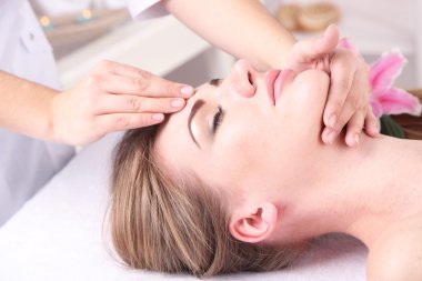 güzel bir genç kadın masaj spa salonu içinde sahip yakın çekim