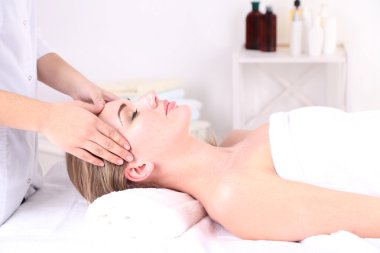 baş masajı spa salonu içinde sahip güzel bir genç kadın