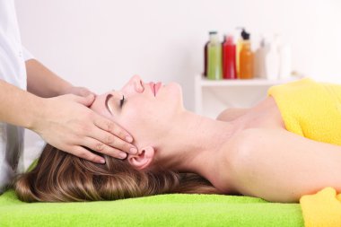 baş masajı spa salonu içinde sahip güzel bir genç kadın