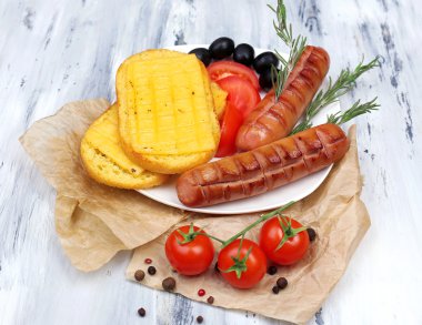 ahşap masa üstünde ızgara sosis