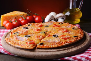 tablodaki koyu kırmızı zemin üzerine lezzetli pizza