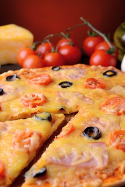 tablodaki koyu kırmızı zemin üzerine lezzetli pizza