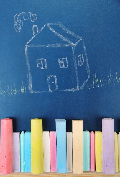 Färgglada kritor och ritning på skolan skrivbord — Stockfoto