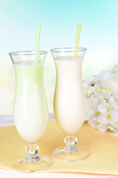 Melk schudt op tafel op lichte blauwe achtergrond — Stockfoto