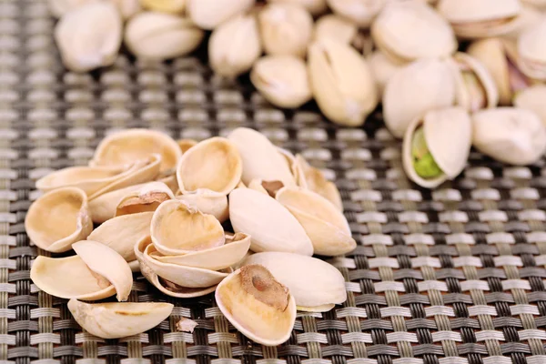 Nueces de pistacho en la mesa de cerca — Foto de Stock