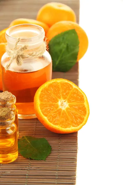 Aceite esencial de mandarina y mandarinas, aislados en blanco —  Fotos de Stock