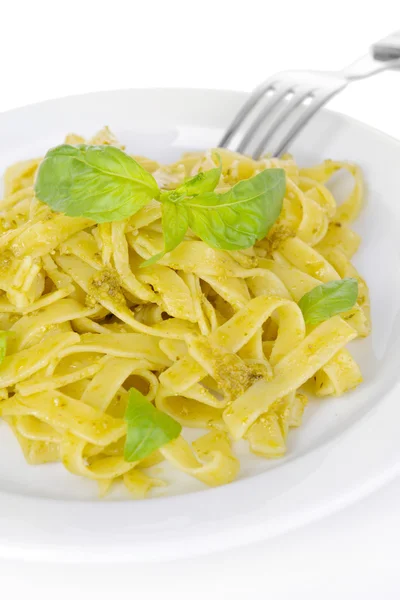 Läckra pasta med pesto på plattan närbild — Stockfoto