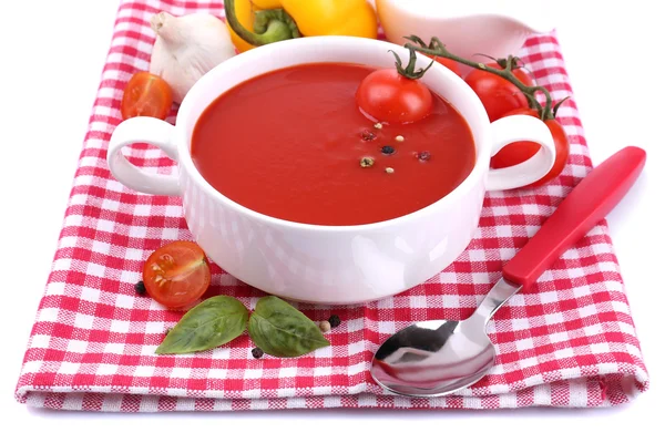 Gustosa zuppa di pomodoro e verdure, isolata su bianco — Foto Stock