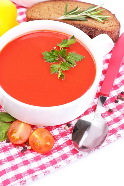 Leckere Tomatensuppe und Gemüse, isoliert auf weiß — Stockfoto