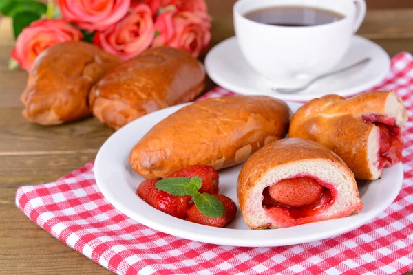 Taze pişmiş pasties plaka üzerinde tablo close-up çilekleri ile — Stok fotoğraf