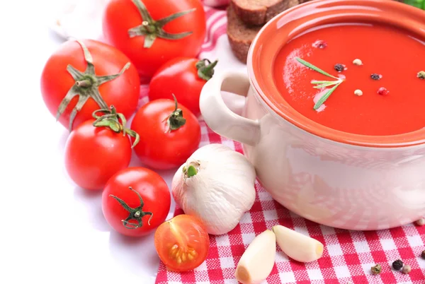Leckere Tomatensuppe und Gemüse, isoliert auf weiß — Stockfoto