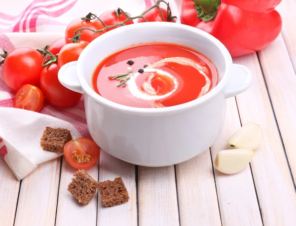 Zupa pomidorowa smaczne i warzywa na drewnianym stole — Zdjęcie stockowe