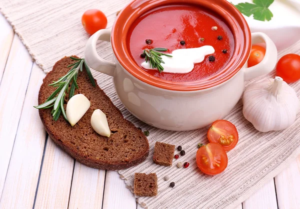 Смачний томатний суп та овочі на дерев'яному столі — стокове фото