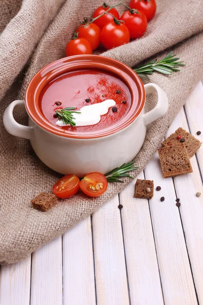 Gustosa zuppa di pomodoro sul tavolo di legno — Foto Stock