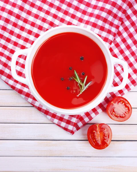 Smakelijke tomatensoep op houten tafel — Stockfoto