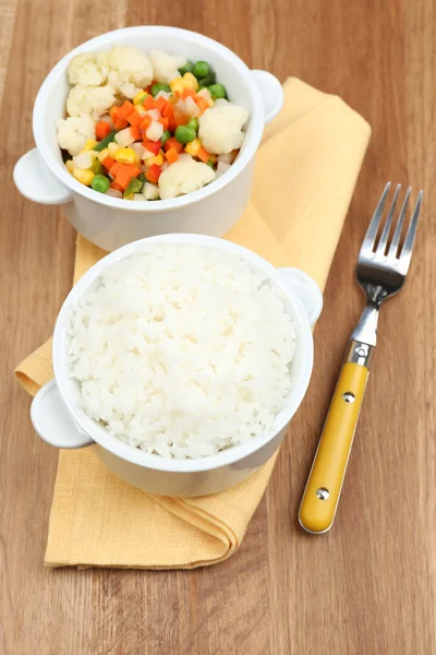 Ahşap masa üzerinde sebzeli pilav pişirilir — Stok fotoğraf