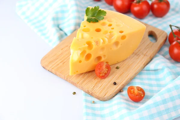 Stück Käse und Tomaten, auf Holzbrett, isoliert auf weiß — Stockfoto