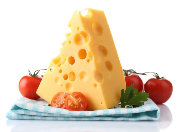 Stück Käse und Tomaten, auf farbiger Serviette, isoliert auf weiß — Stockfoto